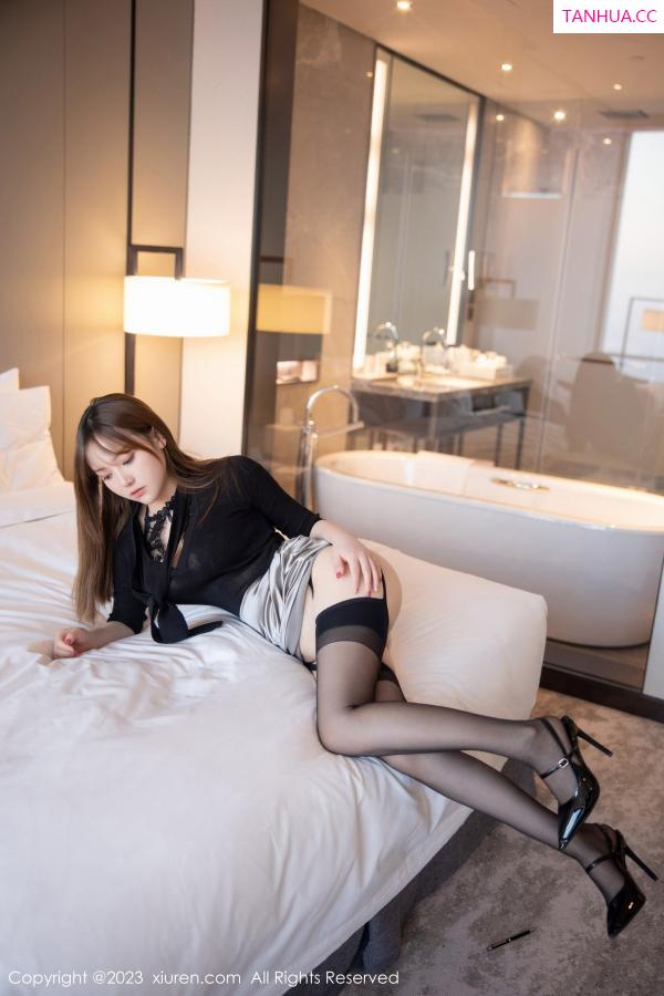 豆瓣酱  [XiuRen]高清写真图 2023.02.15 No.6269 豆瓣酱 短裙黑丝第27张图片